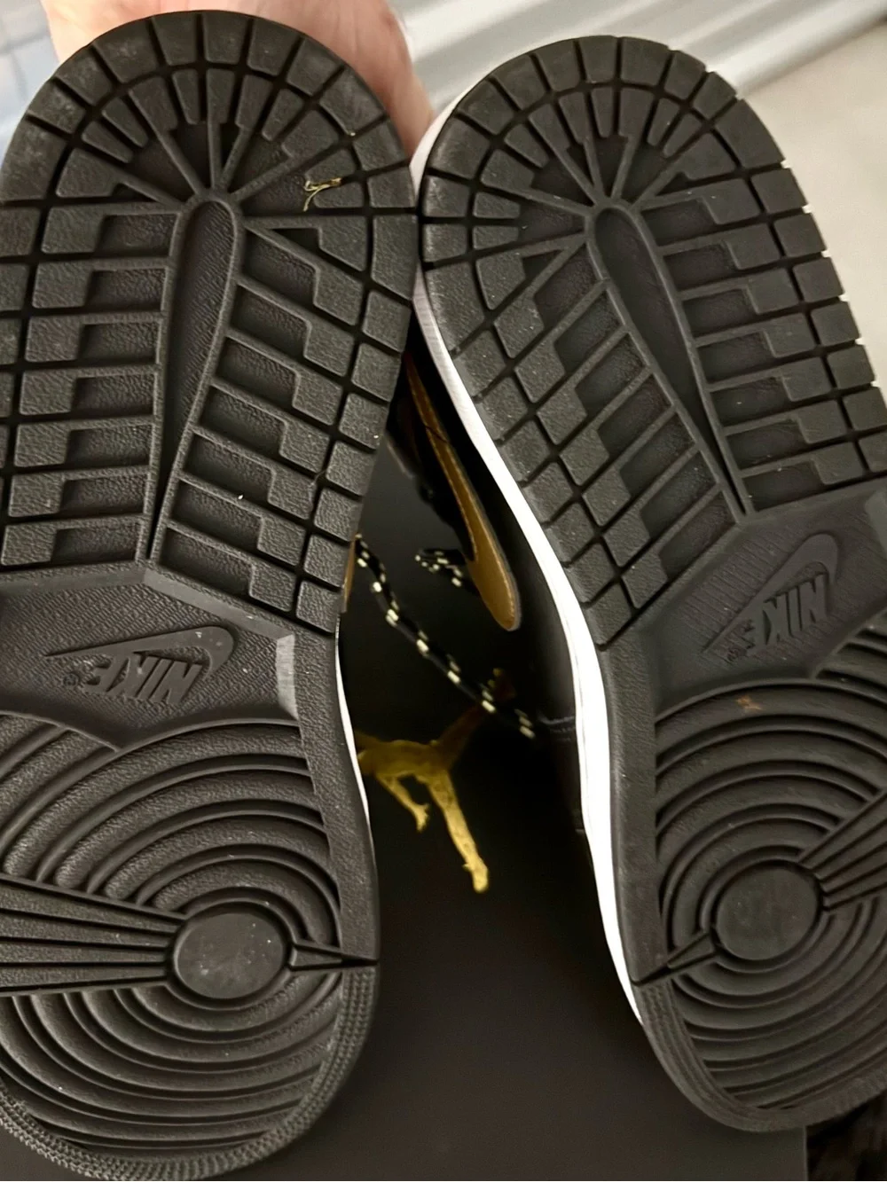AIR JORDAN 1 MID BLACK/METALLIC GOLD-WHITE